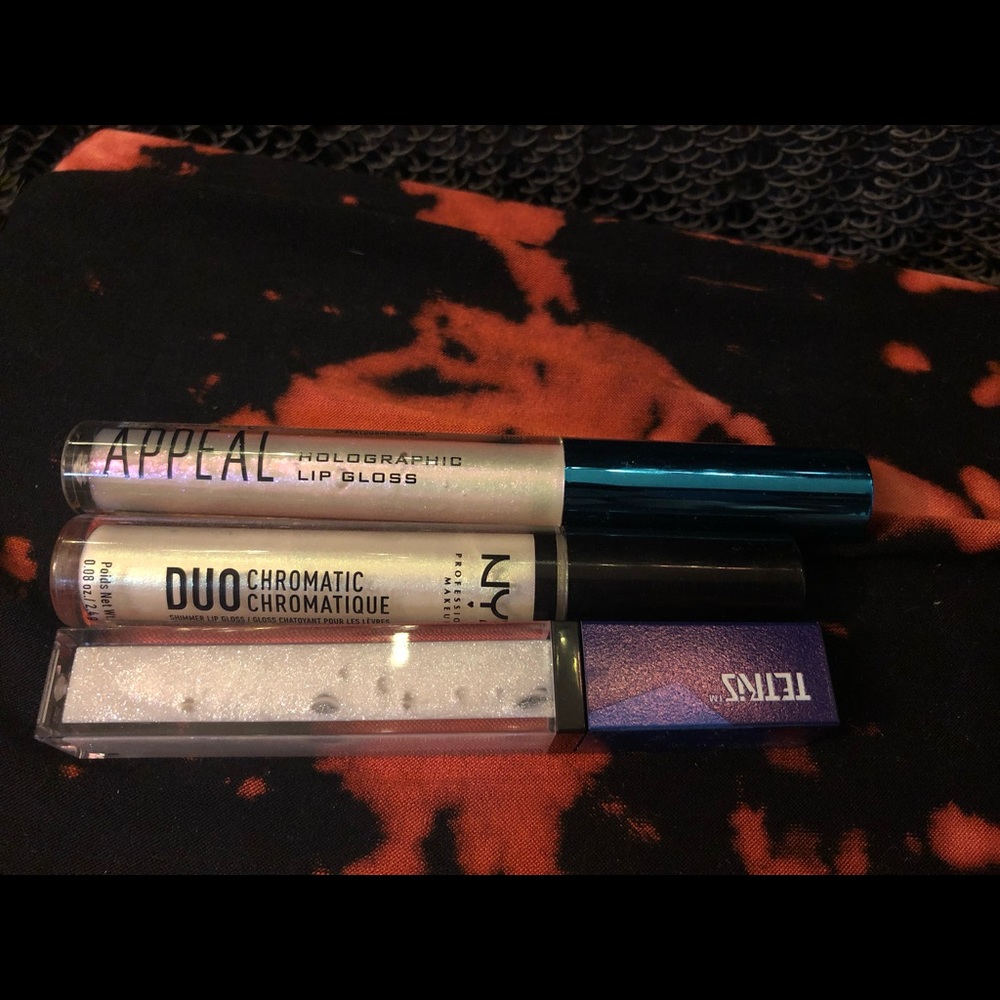Holographic lip bundle